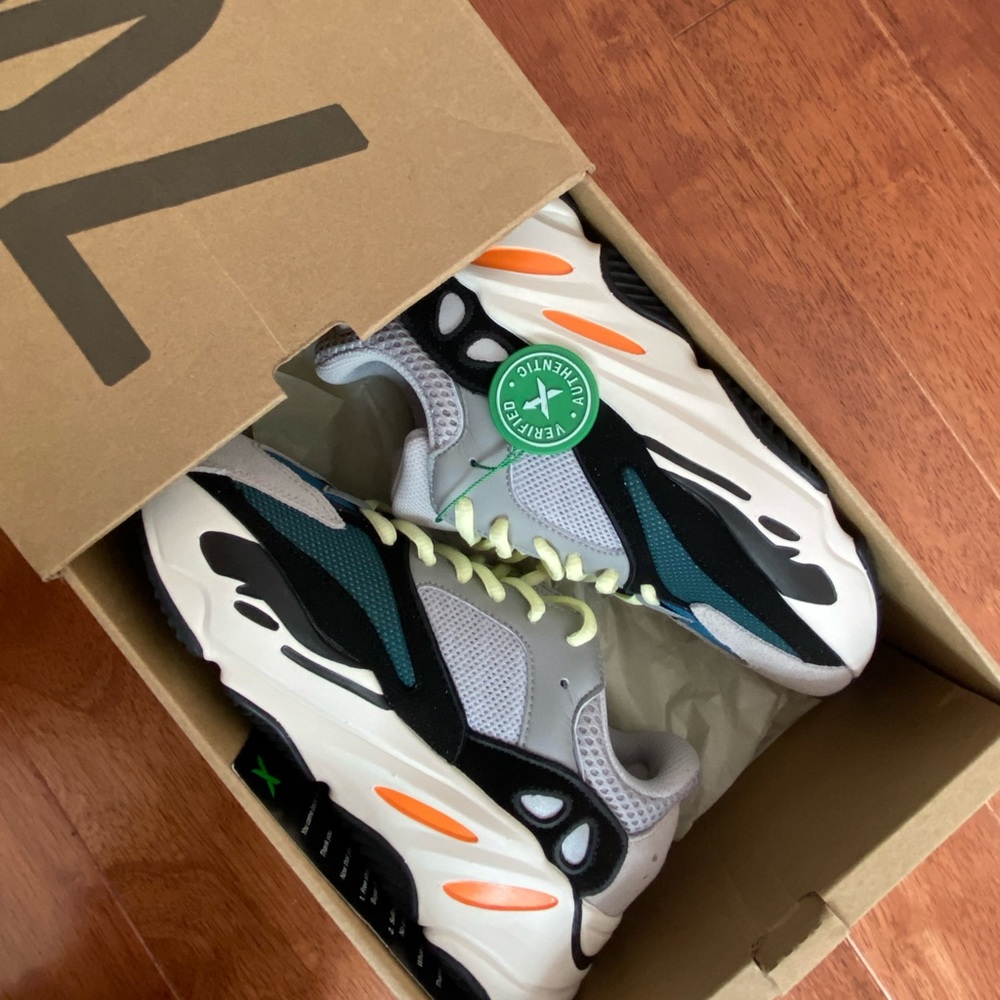 Yeezy Wave Runner 700 Size 6